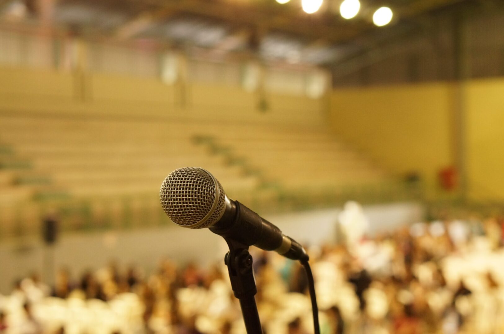 A microphone is in front of an audience.